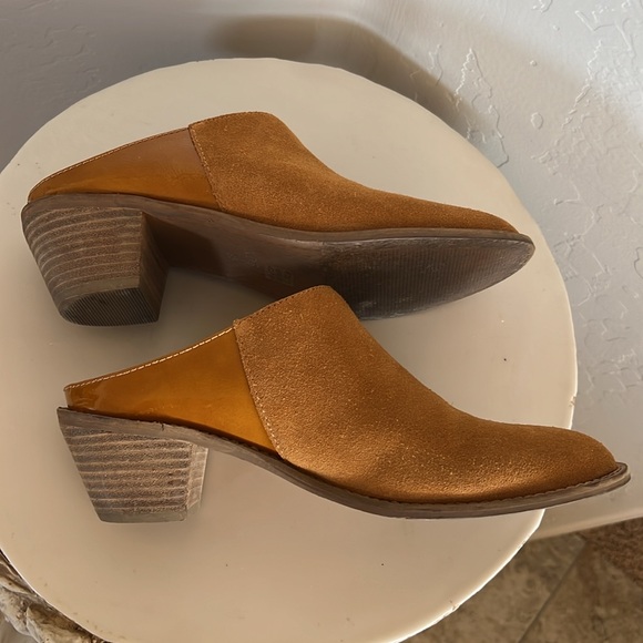 Kelsi Dagger mustard gold suede mules booties Women’s Sz 8.5 - Picture 6 of 9